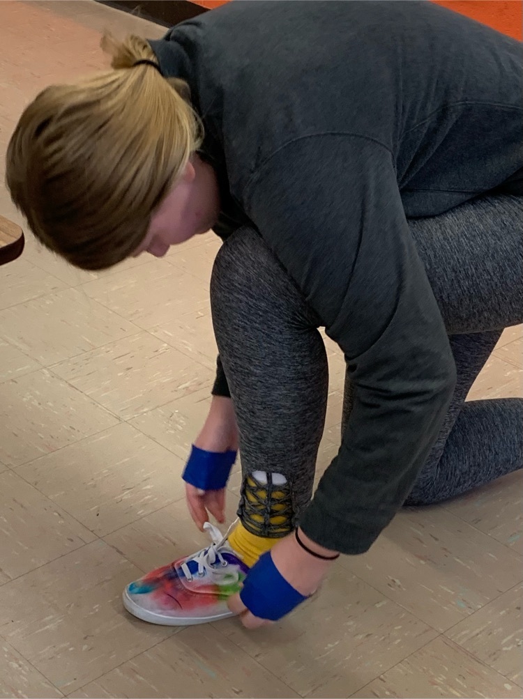 girl tying shoe
