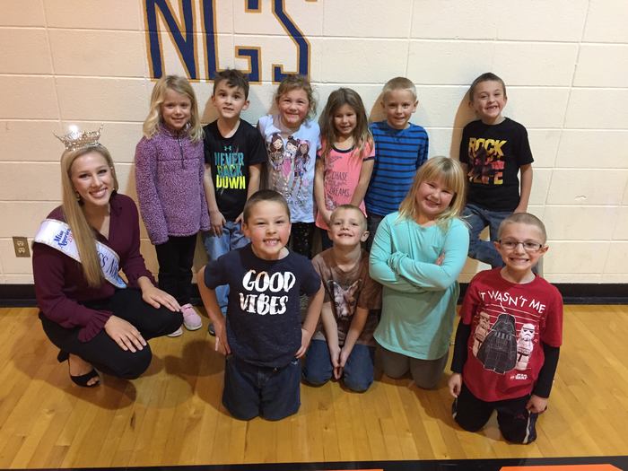 Miss North Dakota with the 1st graders